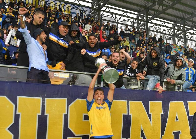 Daniel Boloca sărbătorind obținerea titlului și promovarea &icirc;n Serie A alături de fanii lui Florsinone