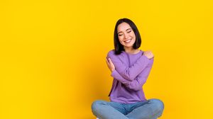 fata care se ia in brate singura