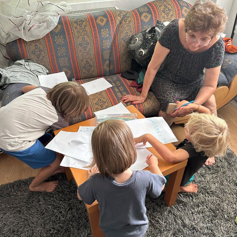 Mama Adelei Popescu și copiii