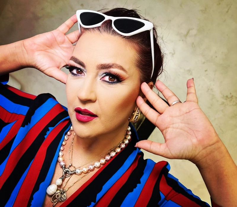 Rona Hartner fericită, cu ochelarii de soare pe cap rona hartner ochelari de soare
