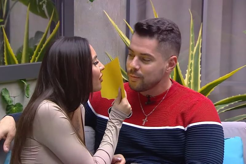 Catinca și Robert, la un pas de sărut