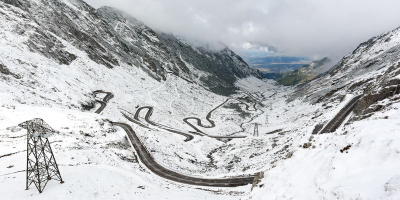 Transfăgărășan acoperit de zăpadă