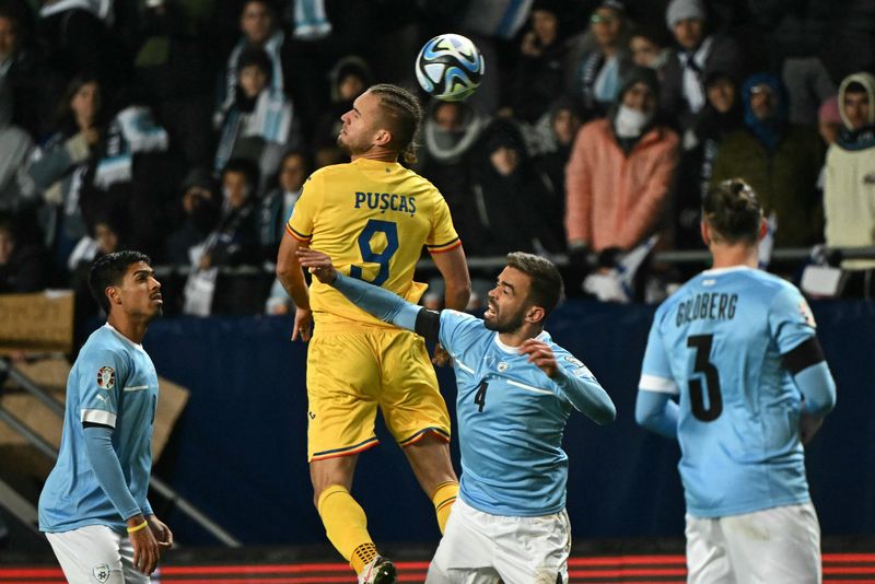 George Pușcaș în meciul câștigat cu 2-1 de România contra celor din Israel