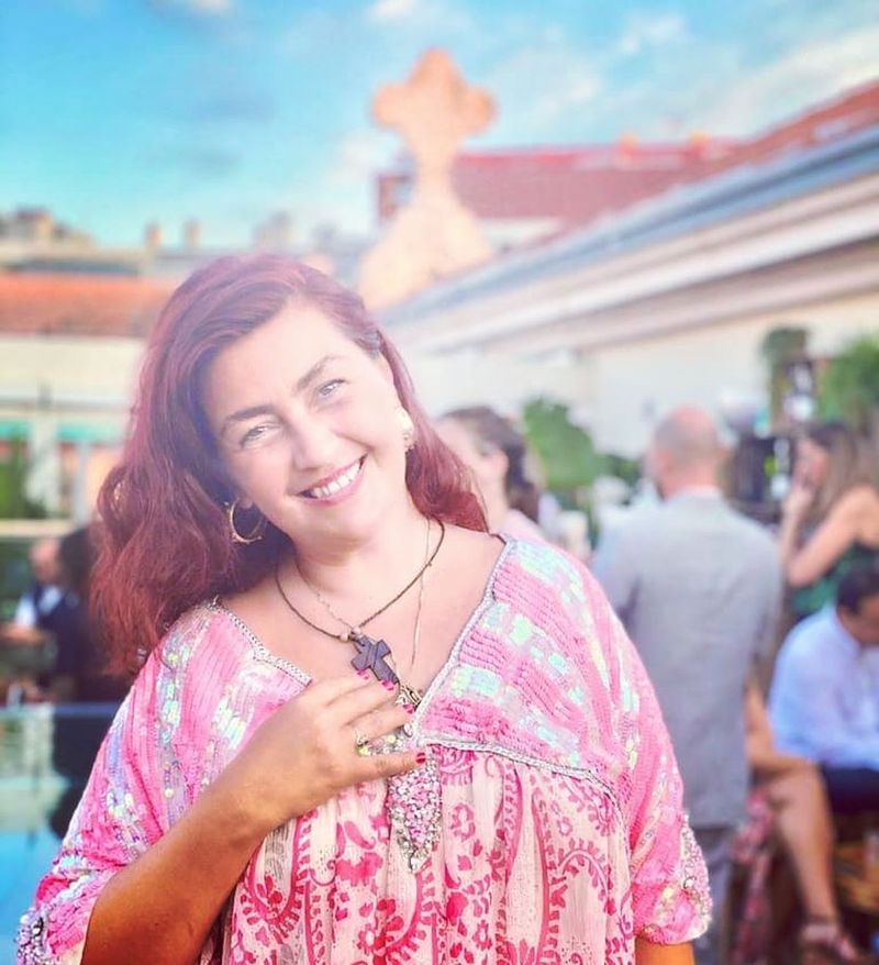 Rona Hartner în timpul unui eveniment rona hartner