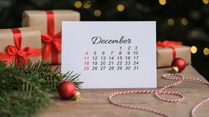 Decorațiuni și calendarul lunii decembrie