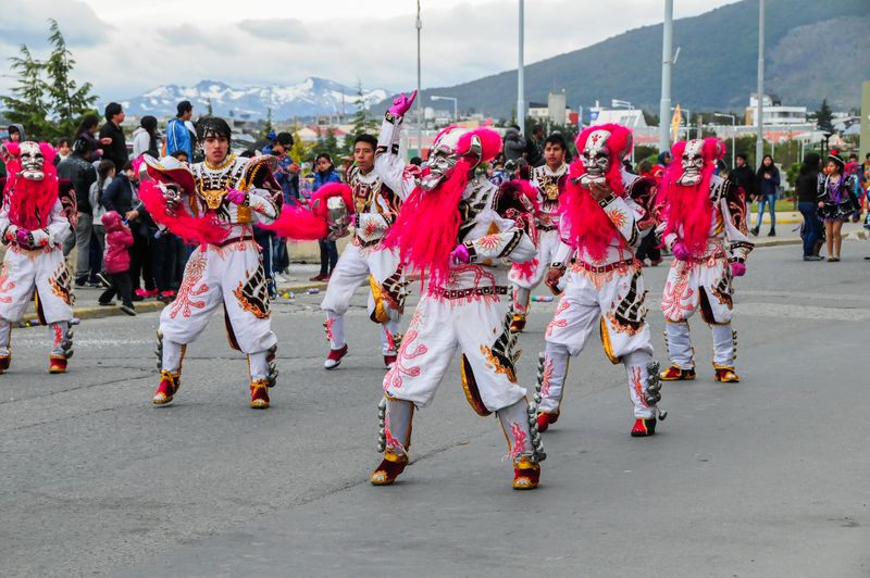 Participanți în costume, la un festival din Argentina