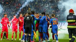 Încăierare generală între jucători la derby-ul Dinamo - FCSB! Galeriile au umplut stadionul de torțe