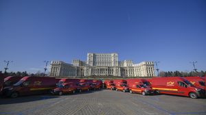 Mașini Poșta Română, parcate în fața Palatului Parlamentului