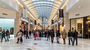 Clienți într-un mall din București
