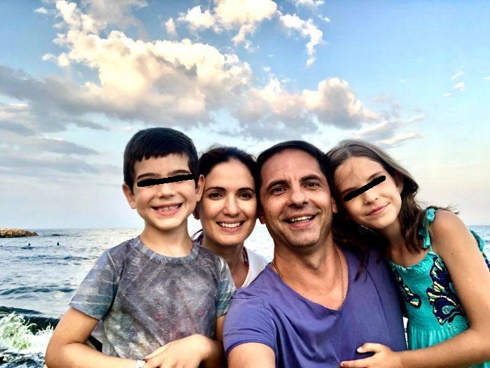 Dan Negru și soția sa, și copiii