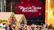 Vizitatori lângă scena din Piața Constituției