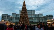 Vizitatori la Târgul de Crăciun din Piața Constituției