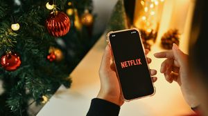 O tânără vizionează Netflix lângă Brad