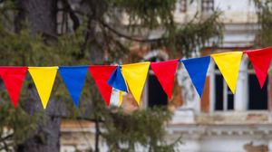 Întrebarea la care mulți români nu știu răspunsul. Ce strofe din „Imnul României” se cântă?