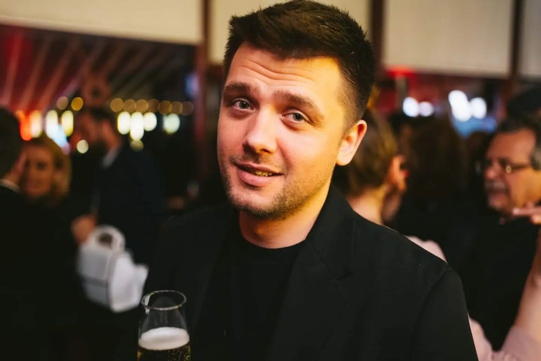 Marian Olteanu a renunțat la burlăcie?! Actorul face declarații inedite despre tânăra care l-a însoțit recent la un eveniment monden: „Eu, în viața acestei domnișoare, sunt partea intimă”