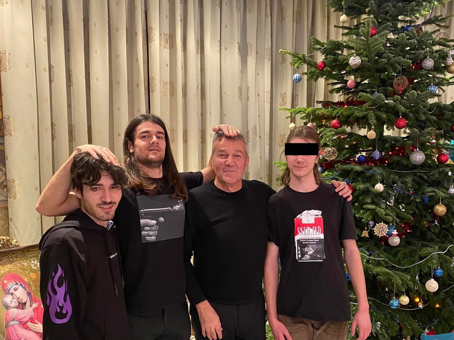 Dan Bittman va petrece sărbătorile alături de familia sa: „Chiar e o tradiție” Solistul trupei Holograf s-a gândit chiar și la cadourile pentru cei dragi: „Au crescut copii, au crescut pretențiile”