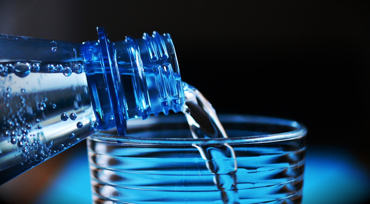Apă minerală sau apă plată? Ce tip de apă e mai bună pentru organism