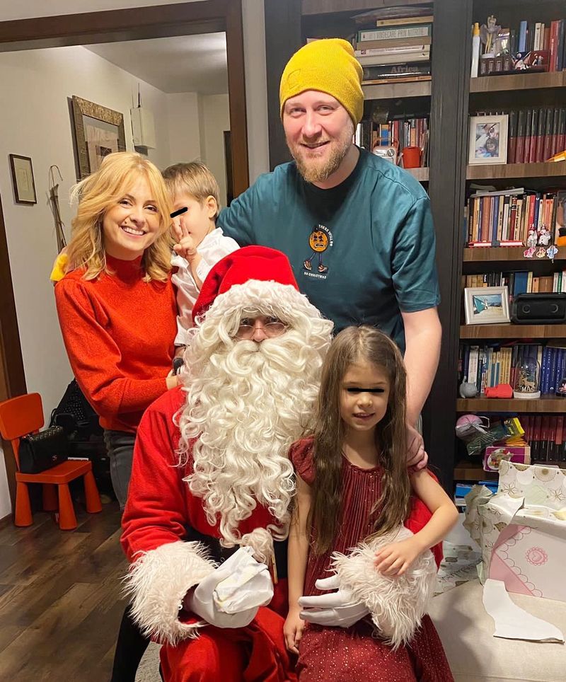 Simona Gherghe, soțul, copiii lor și Moș Crăciun&nbsp;