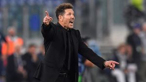 Diego Simeone dând indicații în timpul unui meci al celor de la Atletico Madrid  Diego Simeone, antrenorul celor de la Atletico Madrid