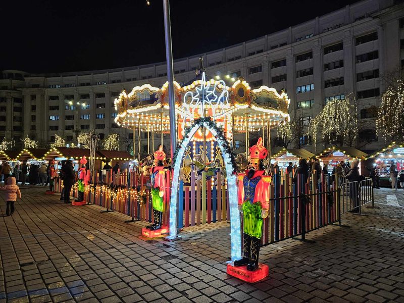 Carusel pentru copii, la T&acirc;rgul de Crăciun din Piața Constituției