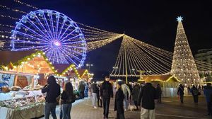 Turiști Târgul de Crăciun din Piața Constituției