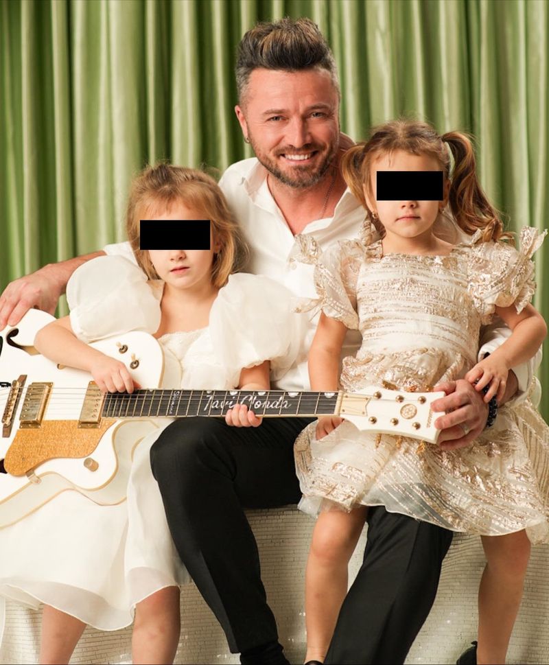 Tavi Clonda și fiicele sale, Iris și Victoria