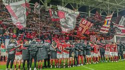Reacție inedită a fanilor Rapidului după eliminarea din Cupă! Giuleștenii au aruncat cu jucării pe teren
