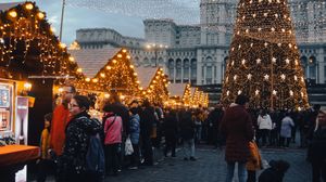 Vizitatori la Târgul de Crăciun din Piața Constituției