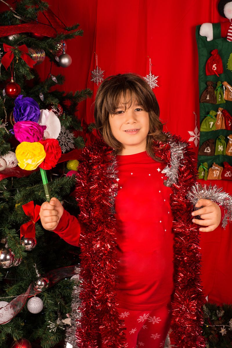 Copil &icirc;n pijama, cu sorcovă