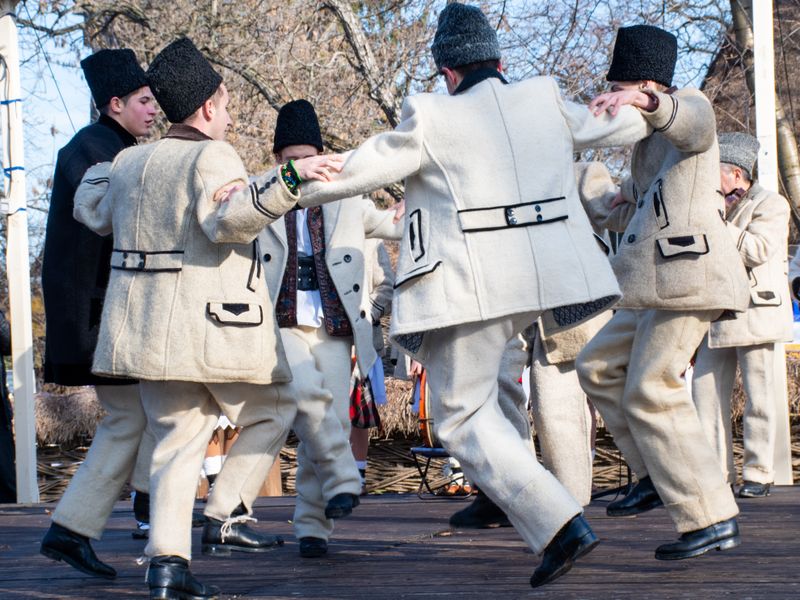 Colindătorii dansează în Ajun de Anul Nou