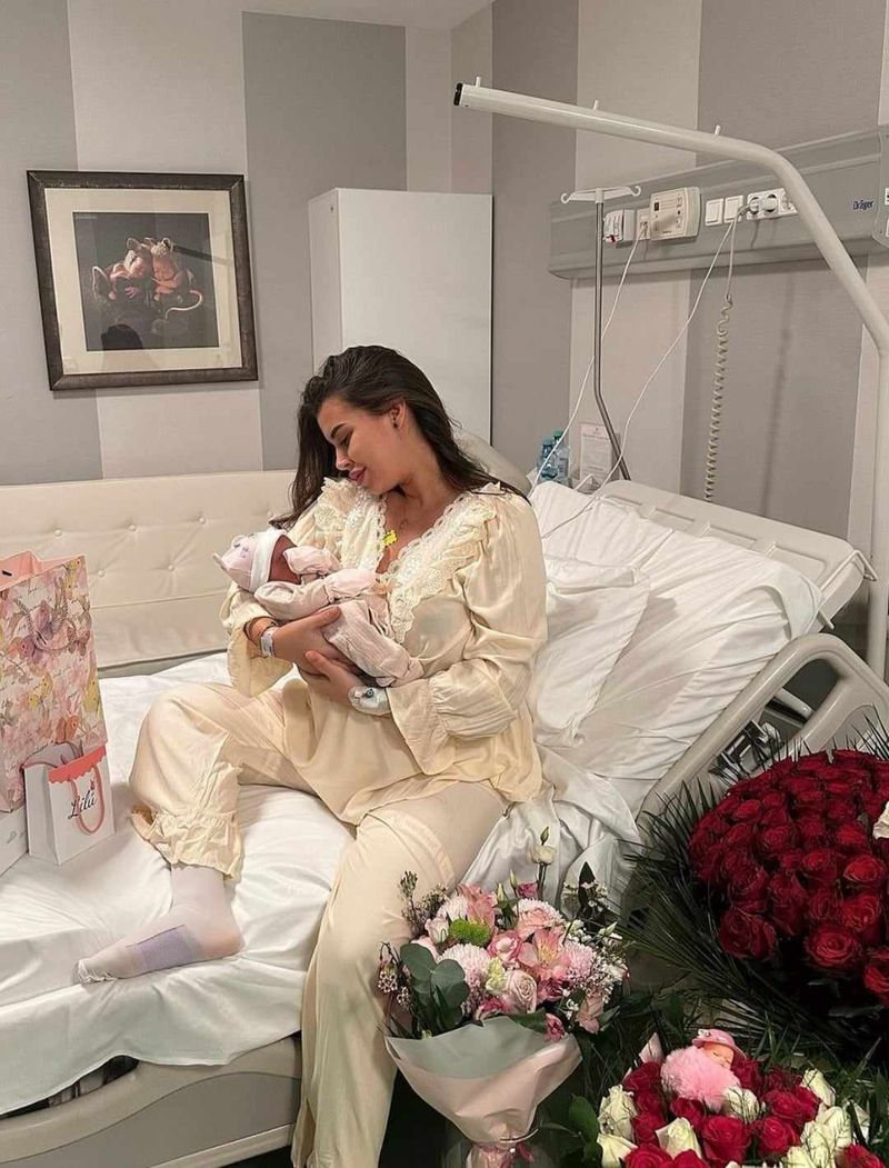Andra Volos împreună cu micuța Kim, la scurt timp după naștere  andra volos a născut