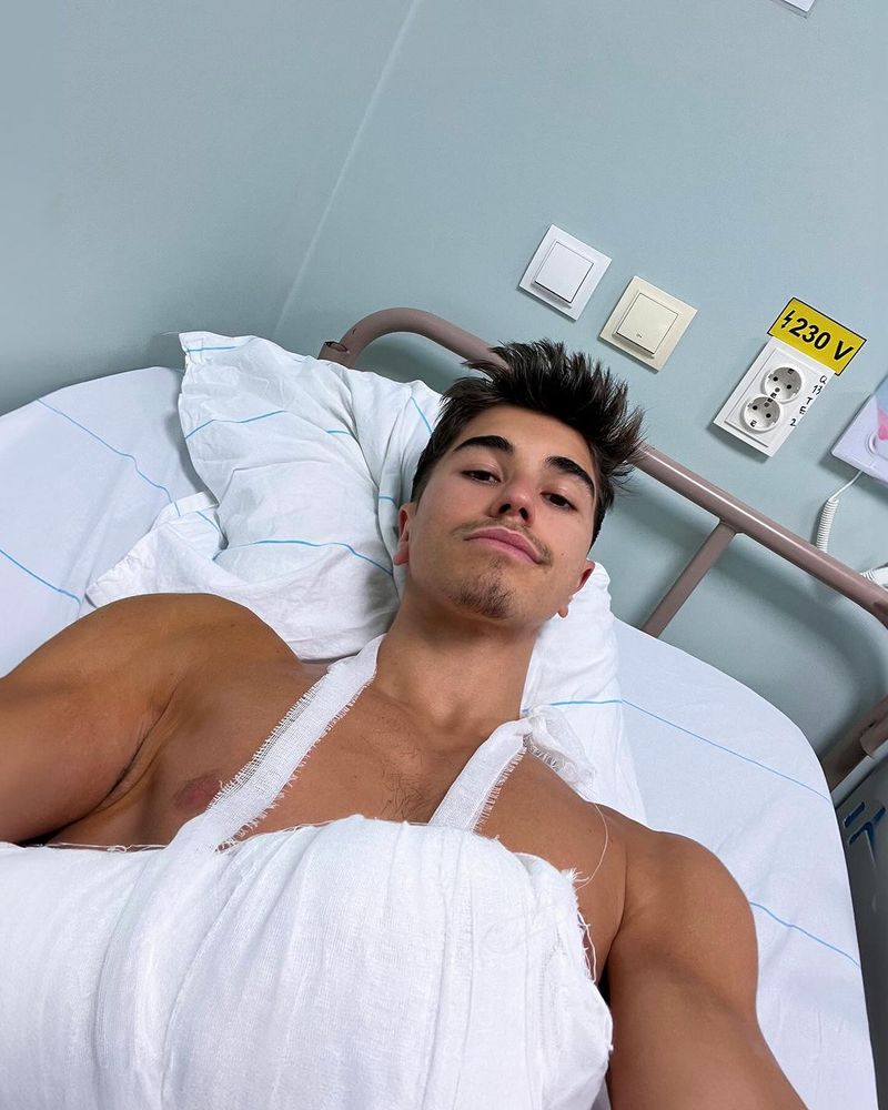 Sebastian Dobrincu cu brațul bandajat, la spital Sebastian Dobrincu