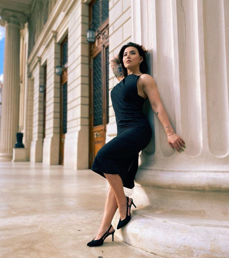 Nicoleta Nucă, îmbrăcată cu o rochie elegantă și pantofi cu toc nicoleta nucă pasiune