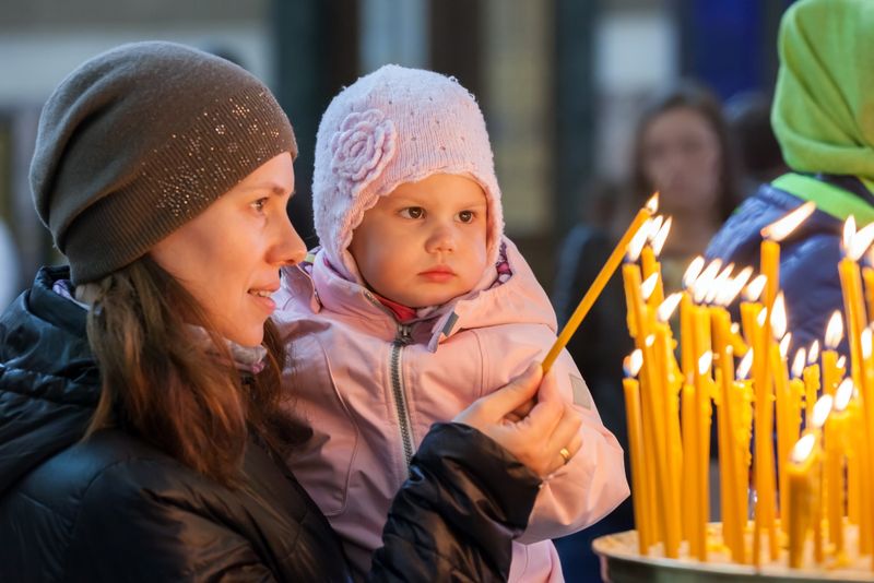 Mamă și fiică &icirc;n biserică