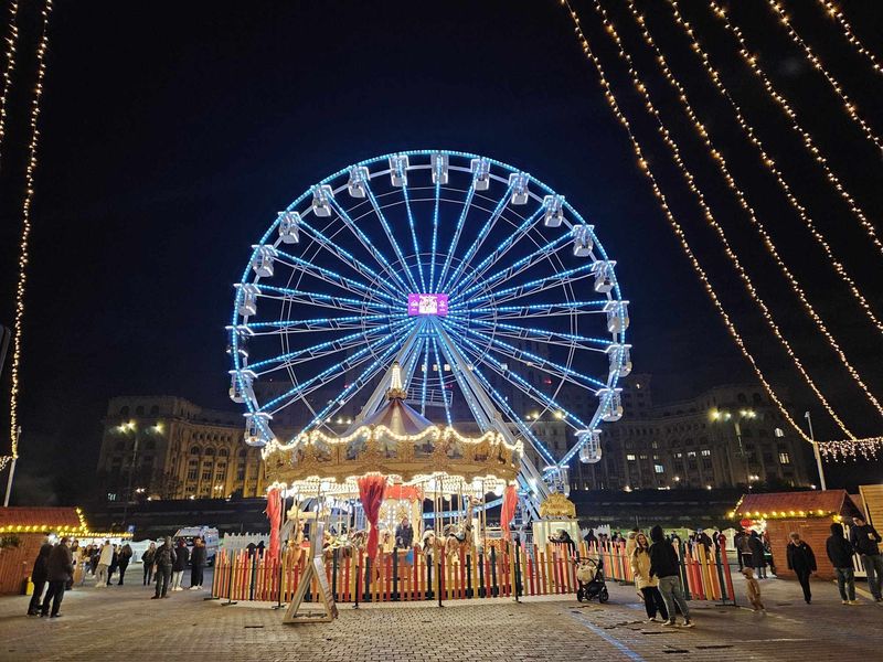 Carusel la T&acirc;rgul de Crăciun din Piața Constituției