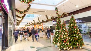Oameni la cumpărături în Sun Plaza