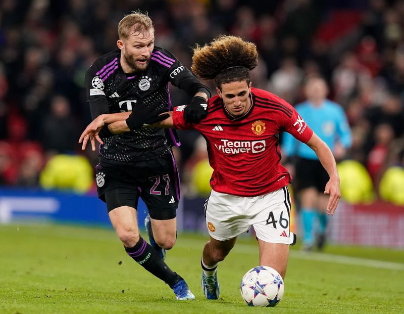 Konrad Laimer (fotbalistul lui Bayern Munchen) în duel cu Hannibal Mejbri, jucătorul celor de la Manchester United Meciul dintre Manchester United și Bayern Munchen din ultima etapă a Grupei A din UEFA Champions League