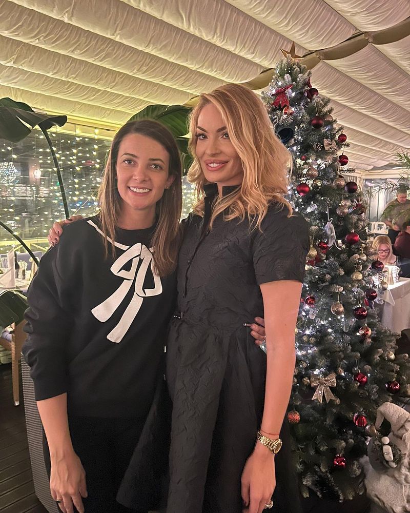 Valentina Pelinel și sora sa