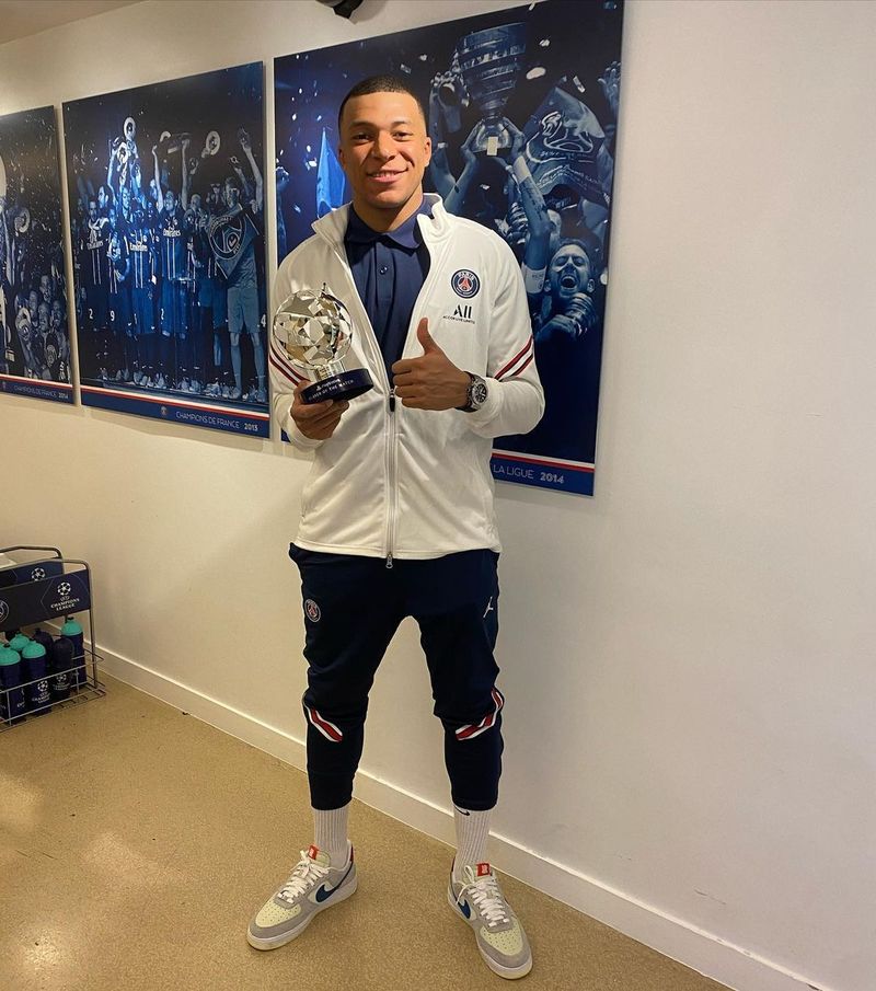 Kylain Mbappe primind premiul „omul meciului” după un meci al celor de la PSG în UEFA Champions League Kylian Mbappe, fotbalistul celor de la PSG