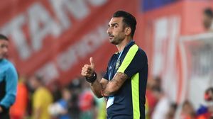Elias Charalambous în timpul unui meci al celor de la FCSB  Elias Charalambous, antrenorul de la FCSB