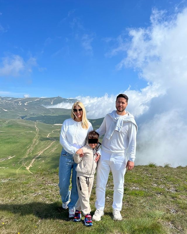 Jorge, alături de soție și fiul său Jorge, alături de soția și fiul lor