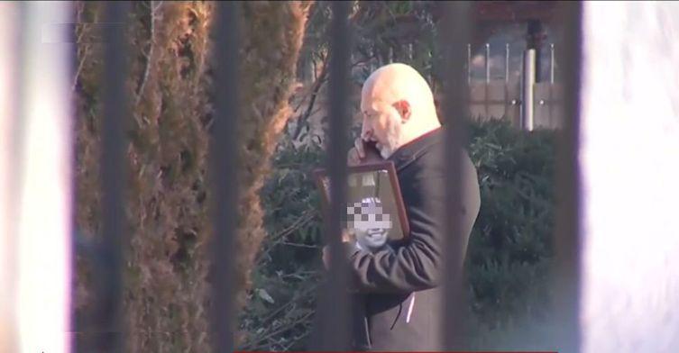 Cornel Dinicu cu poza fiului său în brațe