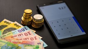 Bani și telefon