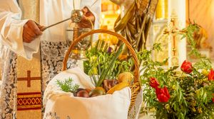 Preot, coș cu alimente în biserică, de Paște