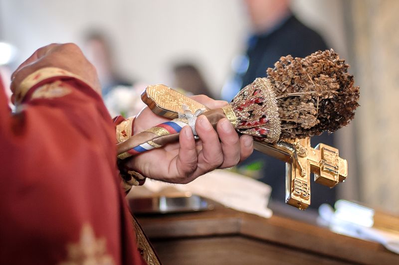 Preot, busuioc și cruce