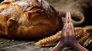 Pâine de casă și grâu pe masă