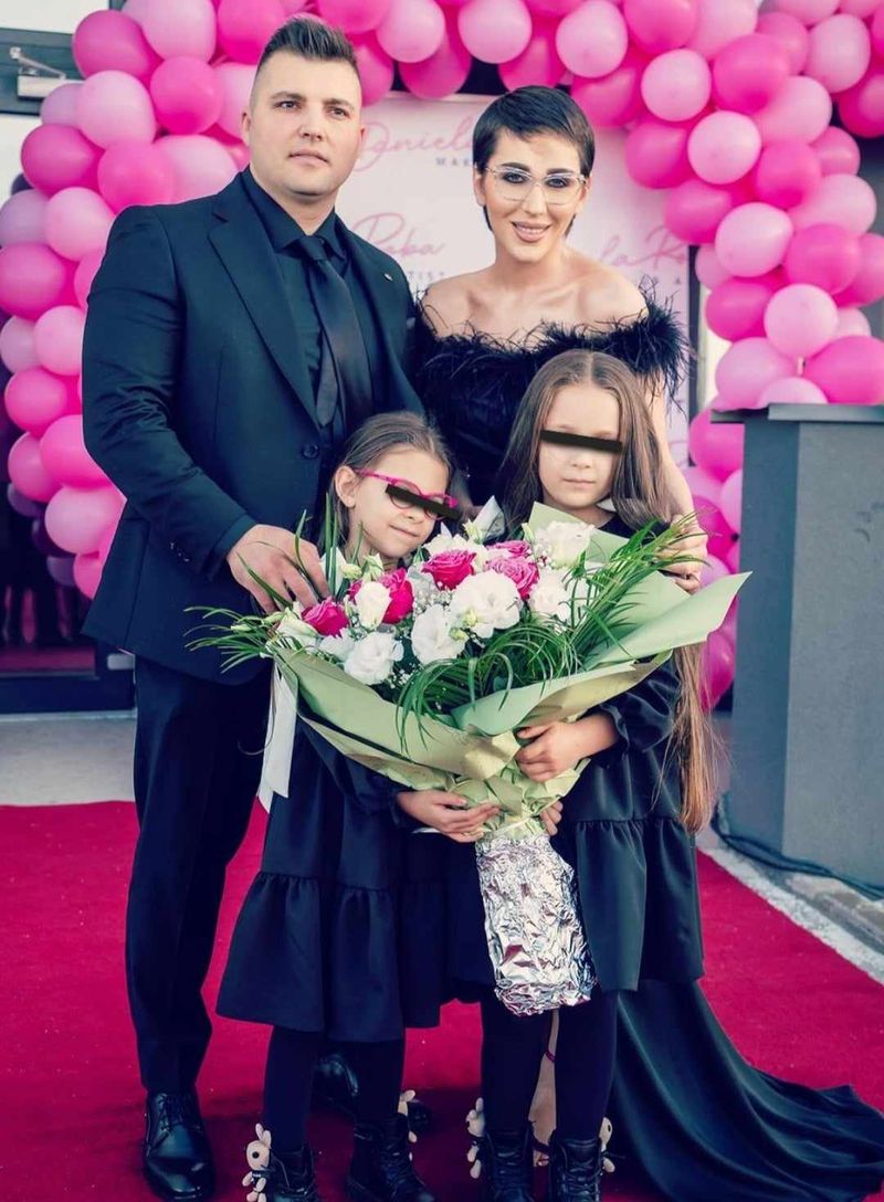 Dana Roba împreună cu Beni și fetițele sale, la deschiderea noului ei salon de înfrumusețare dana roba relație