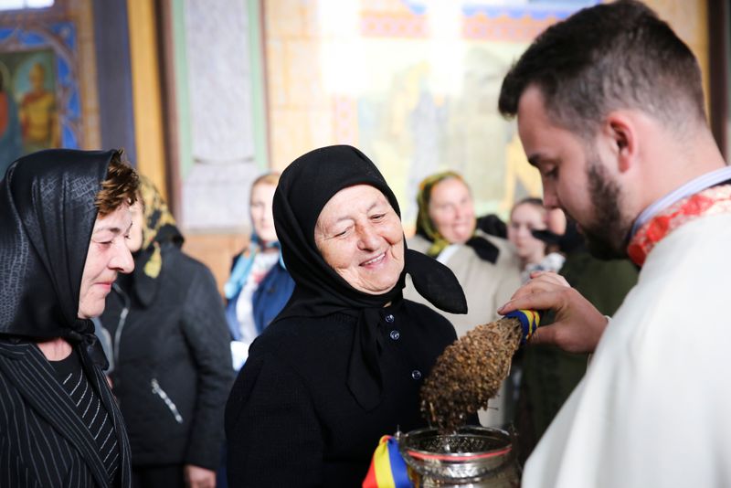 Preot și credincioși &icirc;n biserică