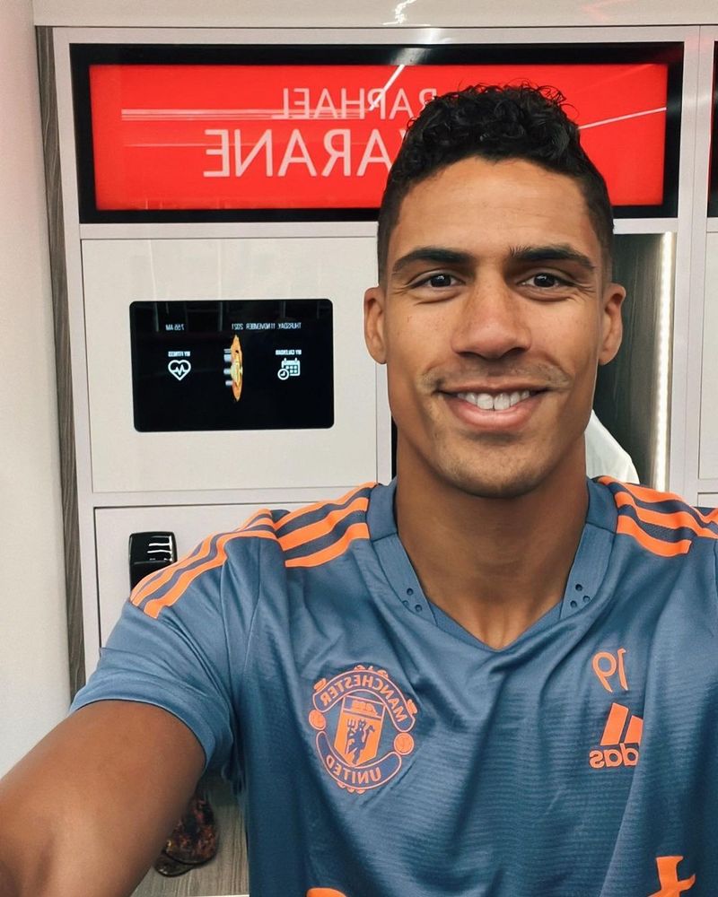 Raphael Varane purtând tricoul lui Manchester United Raphael Varane, fotbalist legitimat la Manchester United