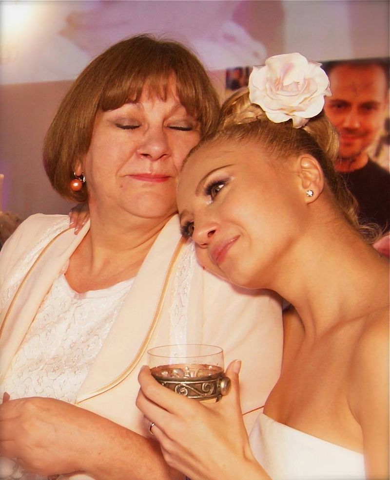 Lora împreună cu cea care i-a dat viață, în urmă cu mai mulți ani, la un eveniment  lora mama moarte